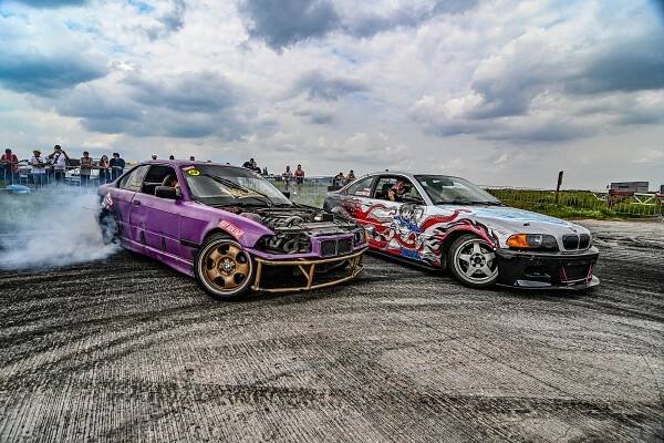 Víkend s vůní benzínu a spálených gum. Tuning bavil na vyškovském letišti