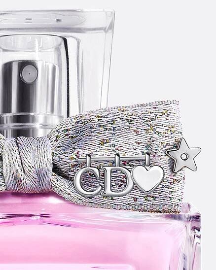 Dior personalization workshop: engraving and accessories | DIOR CZ