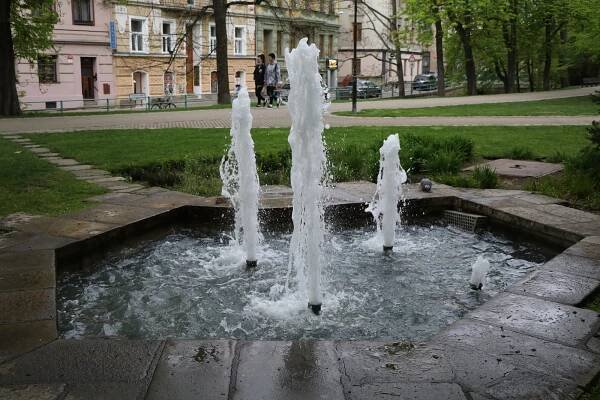 Budějovice nemají jen Samsona. Je tu i Samsonek a Chlapec se žábou