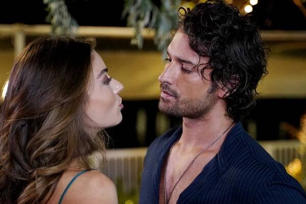 Láska s vůní oliv - Epizoda 15 - Z filmu - Ayça Aysin Turan, Alp Navruz