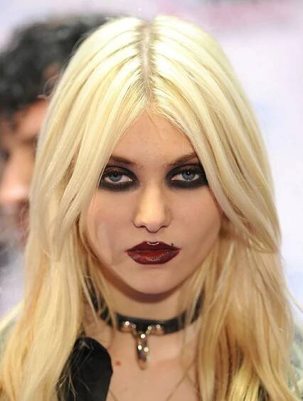 Mladinká zpěvačka Taylor Momsen připomínala anděla, dnes její mrtvolný make-up děsí
