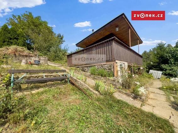 Zahradnické království na dosah Zlína Podsklepená chatka s terasou a zahrado... | Reality.iDNES.cz 