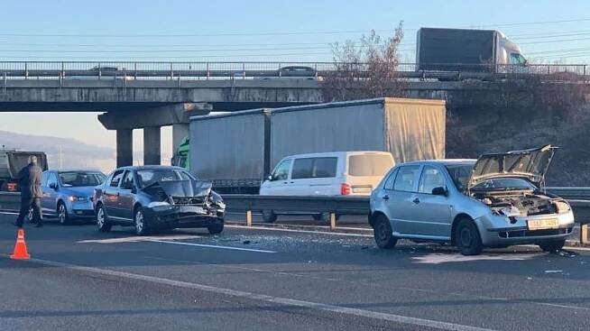 Dálnici D10 uzavřela nehoda sedmi aut a auto v protisměru - Novinky