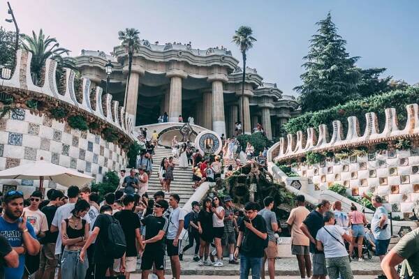 Menschenmassen versammeln sich im Park Guell.