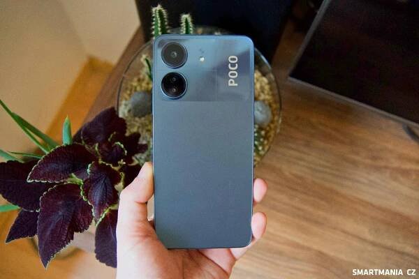 Chytrý telefon Poco C65 v modré barvě