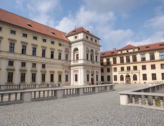 Školy i kostely. Nahlédněte do budov z první republiky, kam se běžně nedostanete
