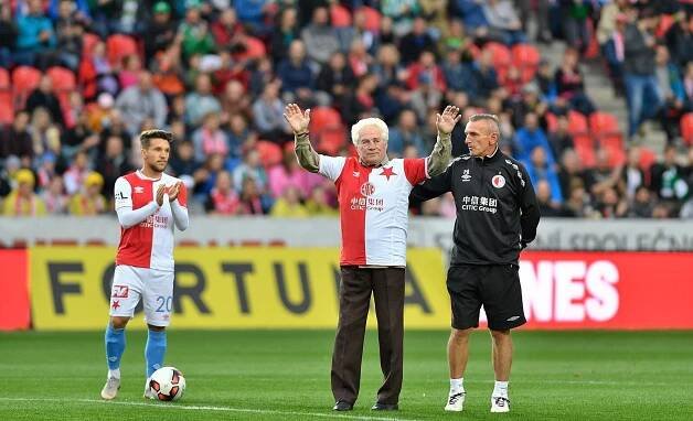 Bývalý slávistický fotbalista Jan Lála slaví osmdesáté narozeniny na trávníku v...