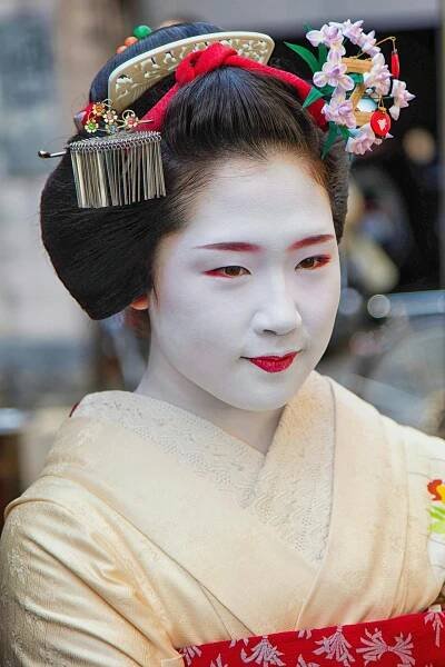 bezplatná Portrét gejši v tradičním kimonu v Kjótu, představující japonskou kulturu. Základová fotografie