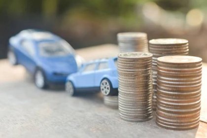 mince stoh a model auta na dřevěném stole - pojištění odpovědnosti z provozu vozidla - stock snímky, obrázky a fotky