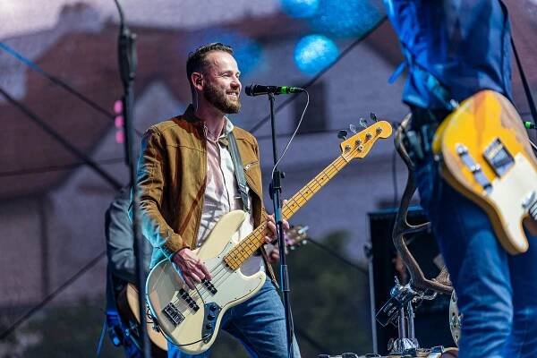 Kapela Jelen zahájila Krumlov Open Air 2024. Zaplnila Pivovarskou zahradu