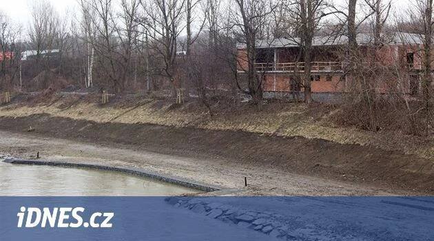 Sny vodáků o loděnici u Ostravice se potápějí, stavba se zastavila - iDNES.cz