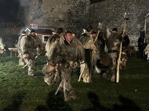 VIDEO: Krampusové obsadili hrad ve Švihově. Jejich show přilákala stovky lidí