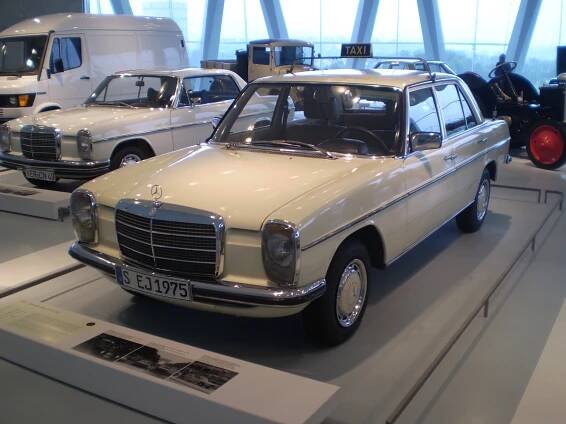Papamobil, auto z filmu o dinosaurech i legendární tříkolka, na které se uskutečnil první výlet v historii automobilismu! Co nabízí muzeum Mercedes-Benz a na kolik vyjde vstupné?