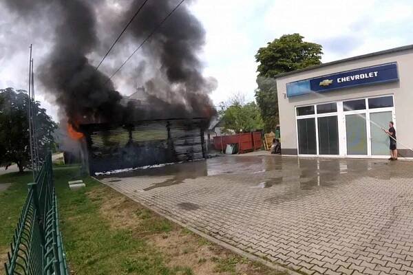 Ostravskou ulici zahalil hustý kouř. Hořel sklad u autoservisu