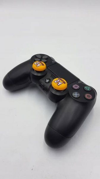 2X NÁVLEKY GRIPY GUMIČKY NA HOUBIČKY ANALOGY K PADU DUALSHOCK PS4 Obsahuje baterie ne