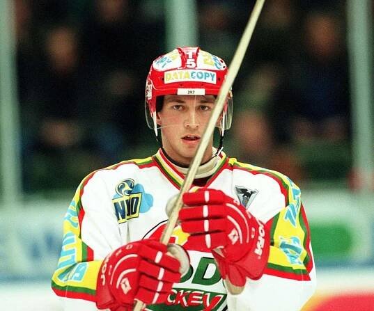  František Kaberle  V roce 1996 byl obránce František Kaberle členem zlaté party na mistrovství světa ve Vídni, o rok později získal bronz, ve sbírce má dalších pět medailí ze světových šampionátů, hrál i na olympiádě v Turíně, Nagano mu ale uteklo. Ve švédském MODO totiž neprožíval dobrou sezonu a přednost dostali jiní beci ze zámoří.