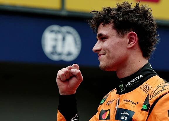 Lando Norris z McLarenu se usmívá po vítězství v kvalifikaci na Velkou cenu...