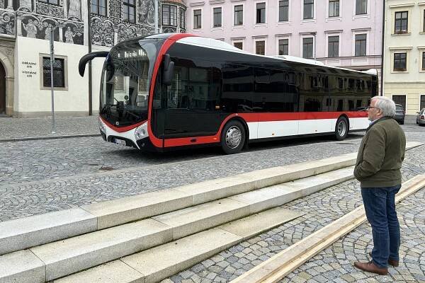 VIDEO: Třebíčí poprvé jezdil autobus nového dopravce. Podívejte se