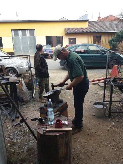 Kováři Olomouckého Kraje - Uskutečněná akce | Pracovně oddychové setkání KOK | Moto: "nohy tepacích stolků a jiné"
