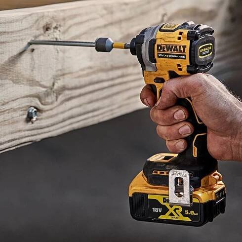DCF850NT DeWALT Aku bezuhlíkový rázový utahovák 1/4 18V, samostatný stroj + TSTAK