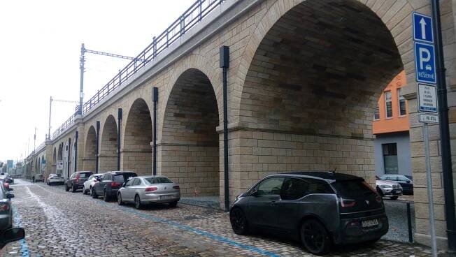 Negrelliho viadukt ožije. Do oblouků se nastěhují obchody, bistra i galerie