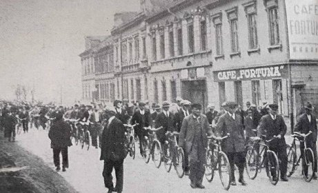 Velká mostecká stávka v roce 1932, na snímku kolečkáři. V době, kdy nebyl internet, fungovali jako spojky.