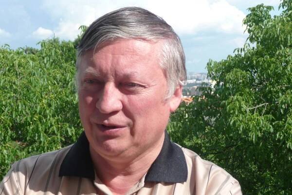 Šachový velmistr Anatolij Karpov otevírá v Buštěhradě šachovou školu