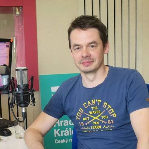 Petr Macháček ve studiu Českého rozhlasu Hradec Králové | foto: Milan Baják,  Český rozhlas