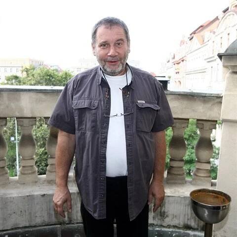 Divadelní prázdniny si herec užil v Česku.