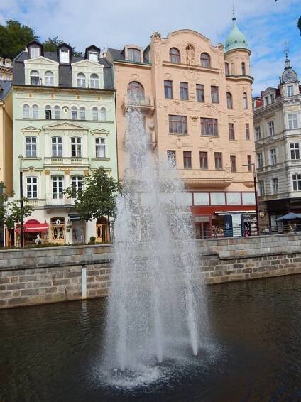 Karlovy Vary. To jsou prameny, čistý vzduch, nádherná příroda a řada památek