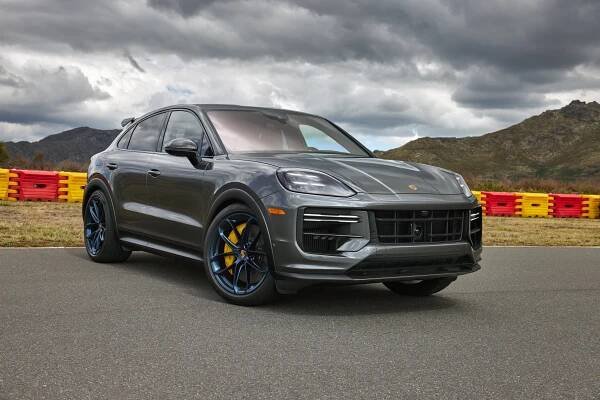 Porsche Cayenne přijíždí po faceliftu s ostřejším designem, silnějšími motory a novým interiérem