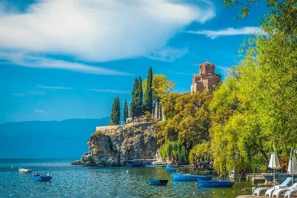 Zelenomodré Ohridské jezero, zasazené mezi horami severní Makedonie a východní Albánie, patří k nejstarším a nejhlubším jezerům v Evropě.