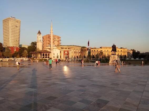 Soubor:Skanderbeg Square 3.jpg – Wikipedie