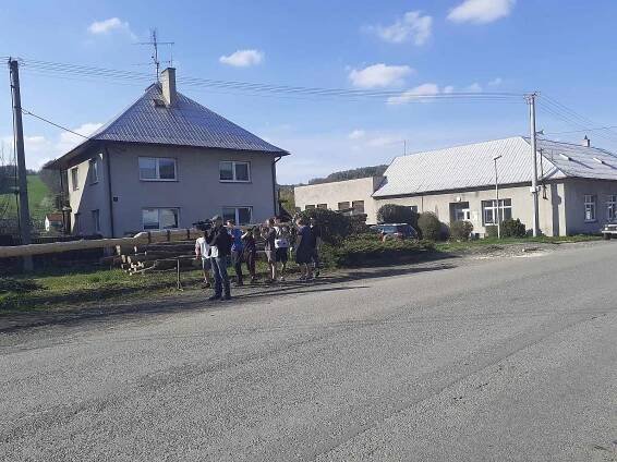 Stavění máje v obci Provodov na Zlínsku 30. dubna 2021.
