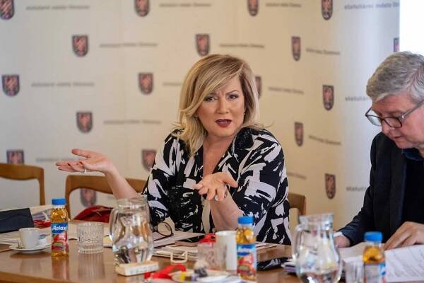 Poslanci se chystají na Babišova „zm*da“: Schillerová oslaví šedesátiny, narozeniny má i Bartoš
