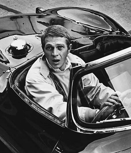 Jak nejlíp prodat Jaguara? Oblékněte ho do bundy, kterou nosil Steve McQueen