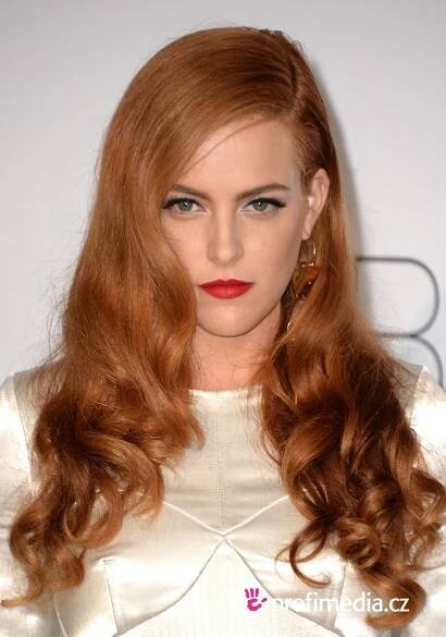 Riley Keough - celebrity účes - HappyHair