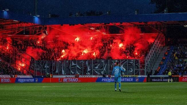 Fanoušci házeli kelímky s močí a ničili stadion. Plzeň podává trestní oznámení