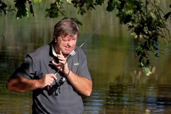 Spisovatel Miroslav Hule, který oslavil 70. narozeniny, chytil svou největší, dvanáctikilovou štiku, když mu bylo 12 let, u Bezdreva. Na snímku u rybníka Přední kouty.