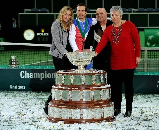 Poprvé vyhrál Radek Štěpánek Davis Cup v roce 2012. Na kurtu mu přála manželka Nicole Vaidišová, tatínek Vlastimil i maminka Hana. - GALERIE: Tenisová kariéra Radka Štěpánka (2/8)