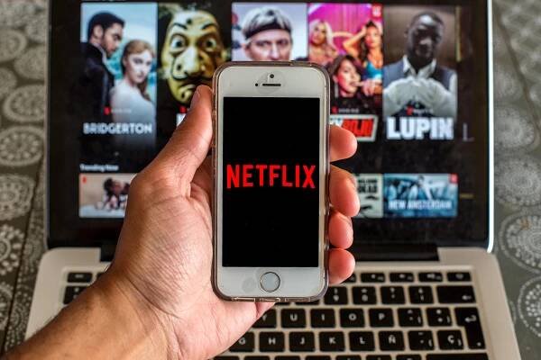 Netflix přichází o předplatitele. Poprvé připouští možnost levnější služby s reklamami