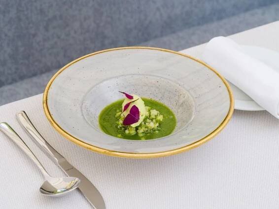 Restaurace Monastiq servíruje léto: sezónní chutě, letní terasa i speciální obědové menu