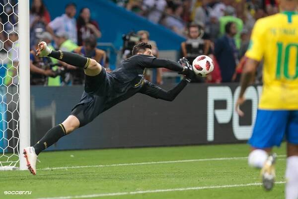 Soubor:Belgium goalkeeper Thibaut Courtois making a save during the match against Brazil, 6 July 2018.jpg