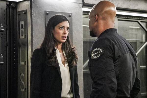 Zbrojnice - Zachovat si tvář - Z filmu - Stephanie Sigman