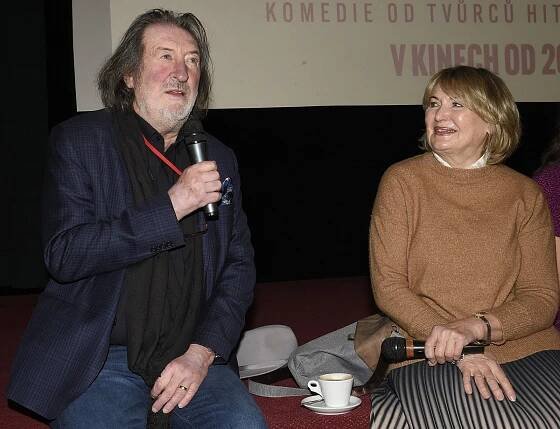 Seniorský sex v nové komedii: Bolek Polívka (72) se v posteli s Eliškou Balzerovou (72) styděl