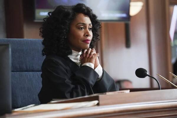 All Rise - I Love You, You're Perfect, I Think - Z filmu - Simone Missick