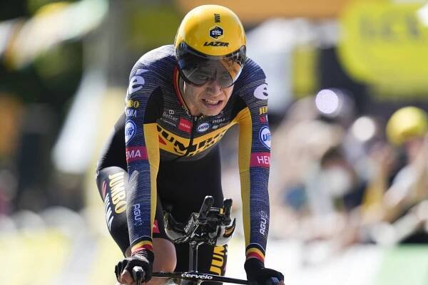 Belgický cyklista Wout van Aert (Jumbo) zvíťazil v časovke na Tour de France. Druhý skončil...