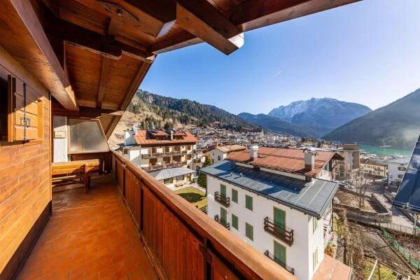 Na fotografii je vidět objekt Villa Pais 3 cime View nacházející se ve městě Auronzo di Cadore.