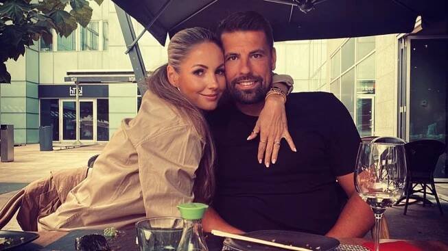 Manželka Milana Baroše posílá fotbalistovi z dovolené drsné vzkazy. Odřízla ho i z fotky – eXtra.cz