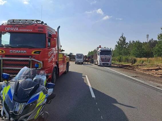 Dálnici D3 u Chotovin uzavřela havárie kamionu. Náklad ležel v obou pruzích